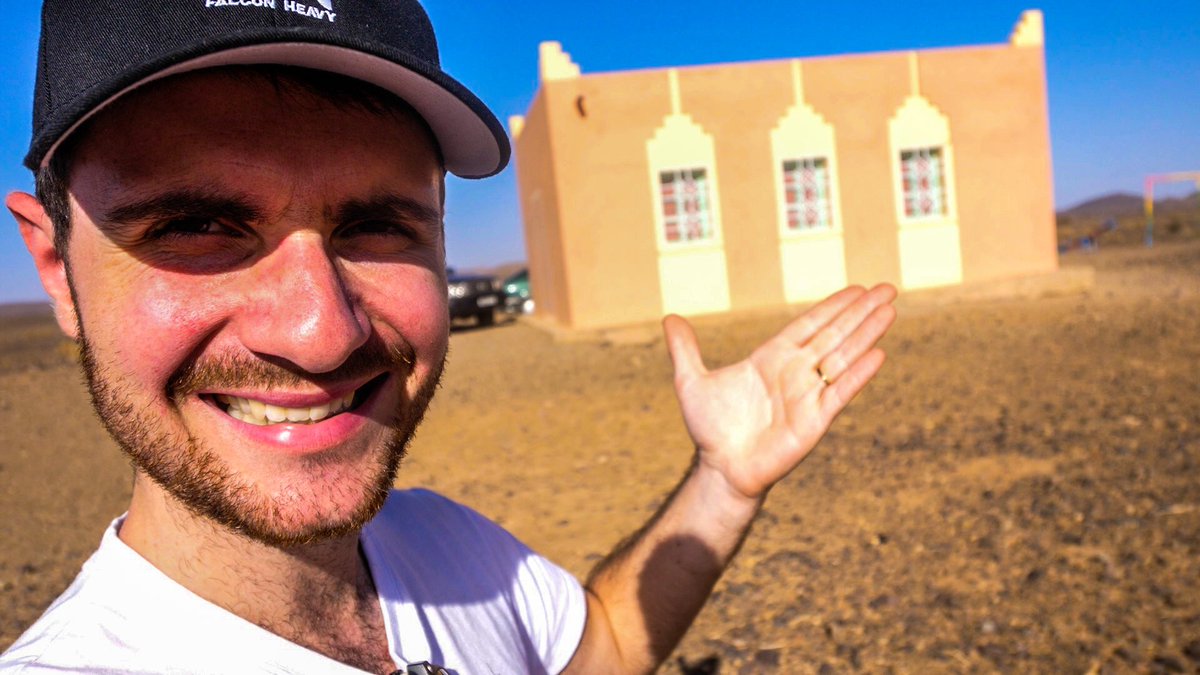 _Amixem's tweet photo. NOUVELLE VIDEO ! 
On a construit une école dans le désert ! feat @Cyril_mp4
https://t.co/iX9mT7Lfjf https://t.co/MKJpUc05di
