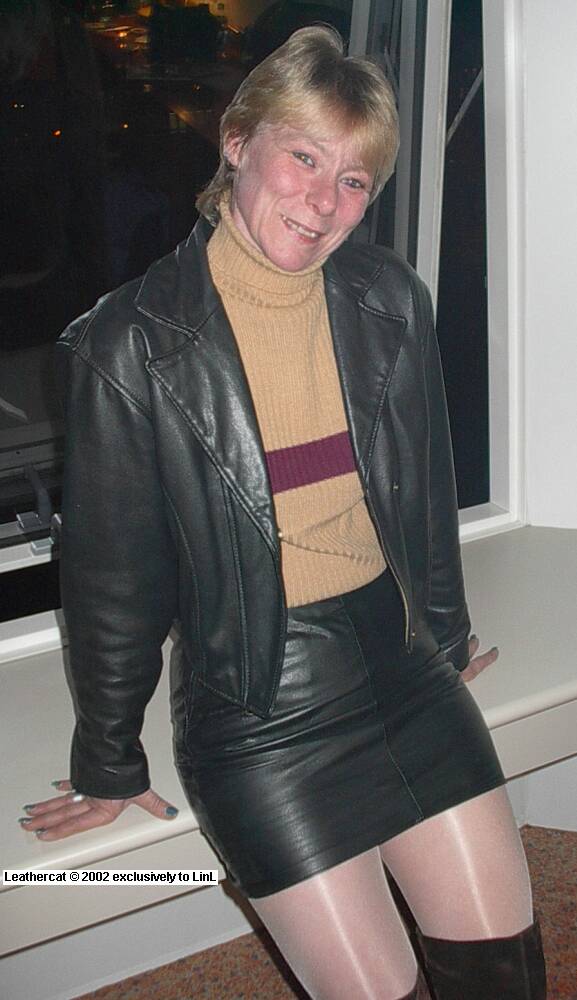 LadiesInLeather's tweet photo. #LeatherSkirt #LeatherJacket #BlackLeather #LoveLeather #Leather #LinL #LadiesInLeather #LinLOriginal Credit: #Leathercat https://t.co/MTqDWzQ1wu