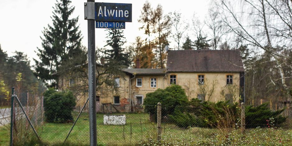 berlinerzeitung's tweet photo. Marodes Dorf in #Brandenburg: Berliner Kaufmann erwirbt #Alwine https://t.co/YECqYPXETt https://t.co/M9h8IGFTNn