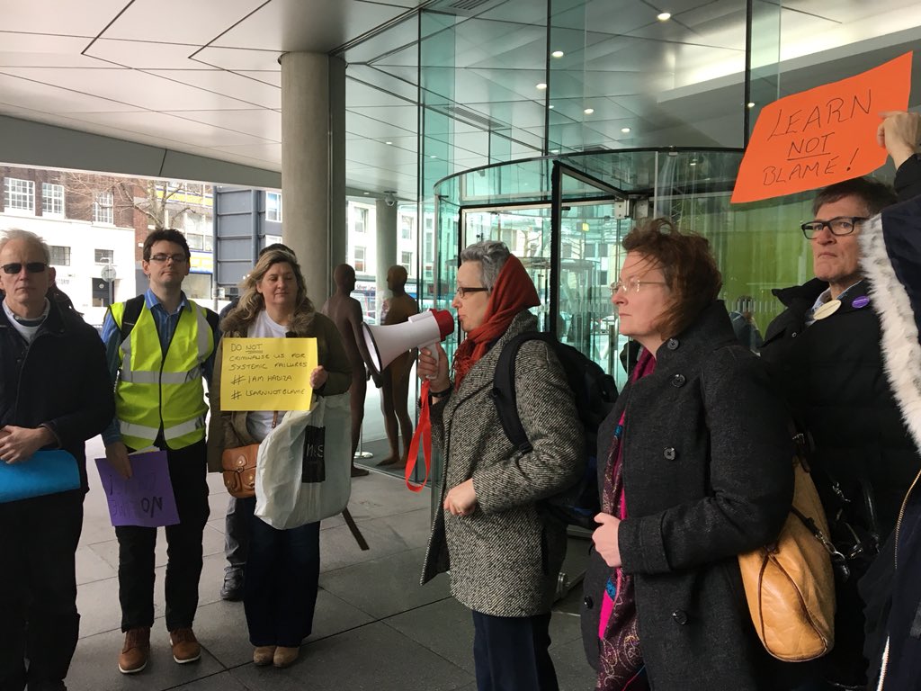 MarchforHadiza's tweet image. Outside the GMC in support of Dr Hadiza @vaughan_jenny #IamHadiza @TheBMA @gmcuk @MarchforHadiza @Jeremy_Hunt