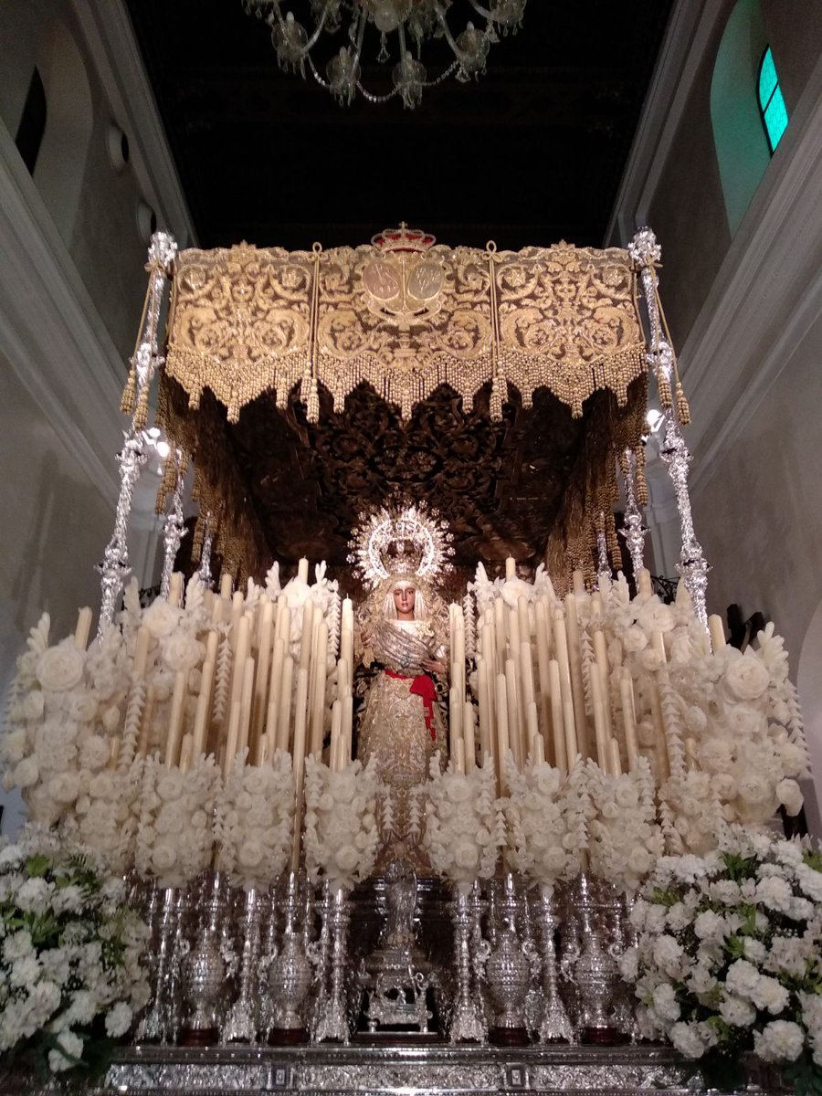 EspDeTriana's tweet image. Así se encuentra Nuestra Señora de la Esperanza en su paso de palio, fundida ya la candelería al completo.