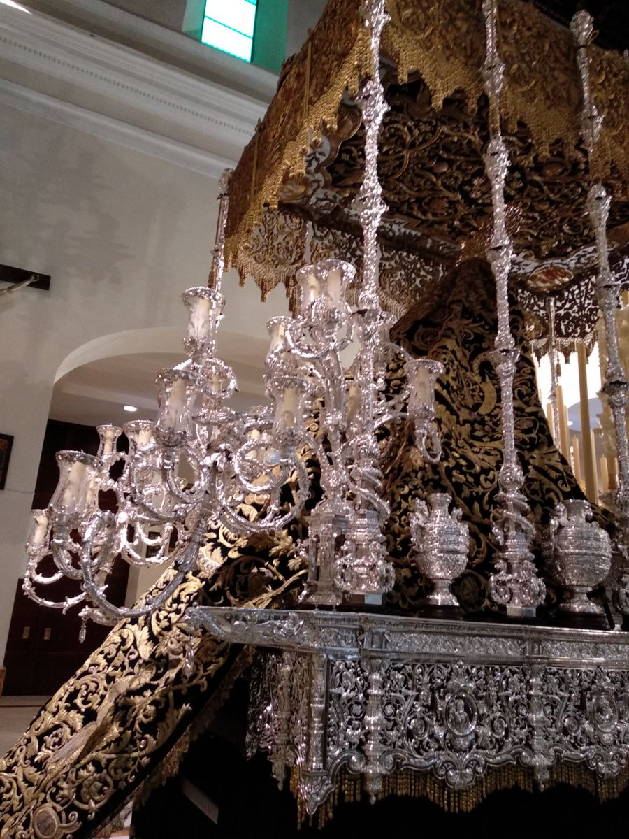 EspDeTriana's tweet image. Así se encuentra Nuestra Señora de la Esperanza en su paso de palio, fundida ya la candelería al completo.