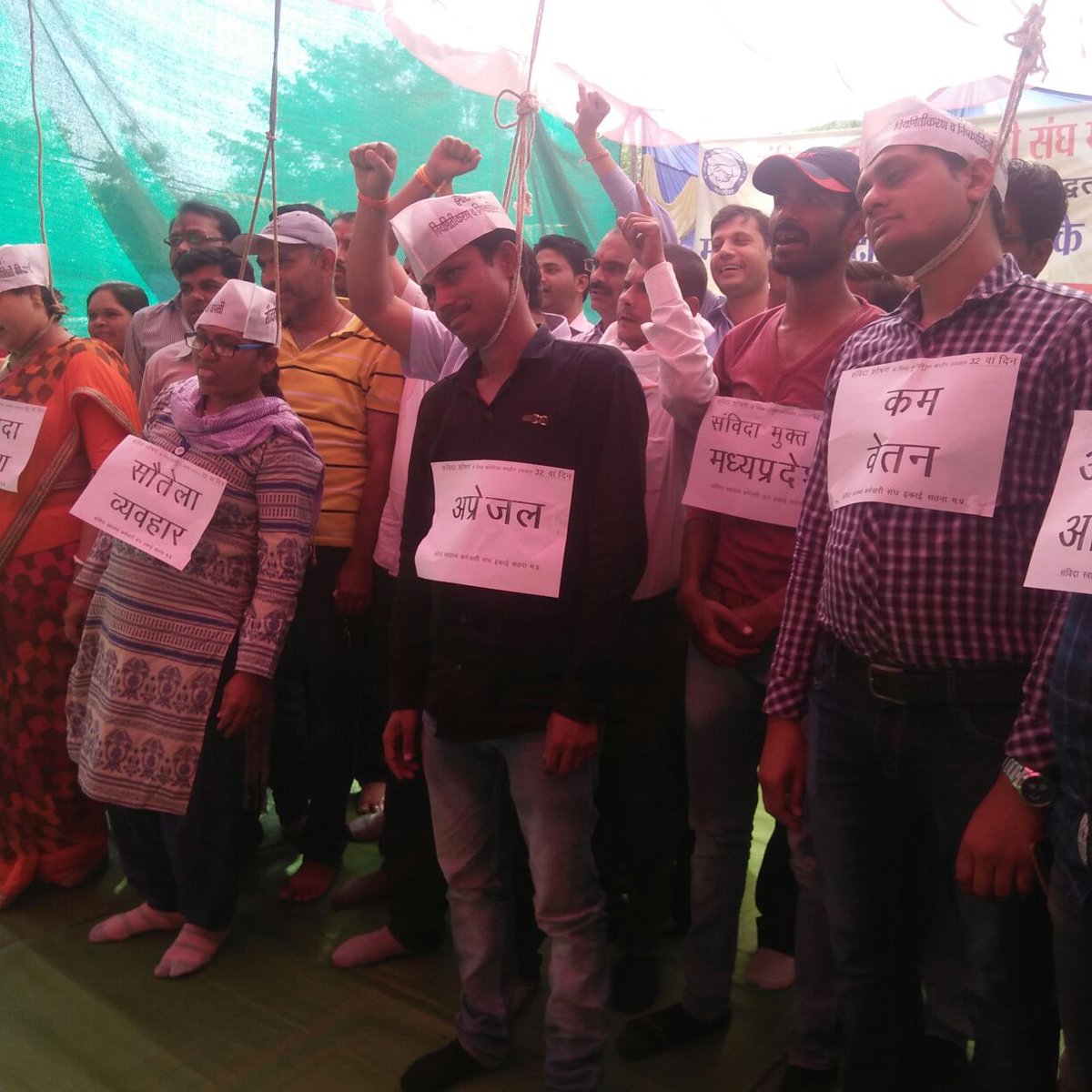 Poojaapaandey01's tweet image. #samvida employees distress. Samvida employees are agitating since 32 days for legitimate demands. Government is not willing to fulfil their demands, today they have born noose in their necks to protest government's adamancy.
@CMMadhyaPradesh @PMOIndia