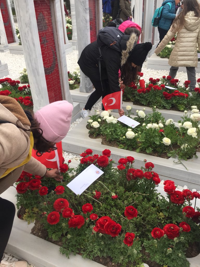 Öğrencilerimiz ve öğretmenlerimizle Çanakkale’de şehitlerimizi andık, #MektubaMektup projemiz kapsamında yazılan mektupları şehitliğimize bıraktık. 🇹🇷#MinnetleAnıyoruz #UğurluOlmak