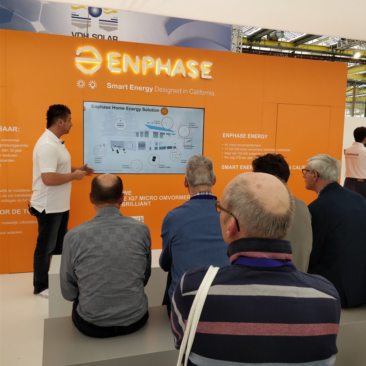 EnphaseBenelux's tweet photo. In het #EnphaseTheatre vertelt Hans over de ontwikkelingen mbt onze #ACbattery. Hoe kan deze toepassing helpen bij je energie behoefte. #Enphase #Solar #SolarSolutions https://t.co/xqz1f5jpKE