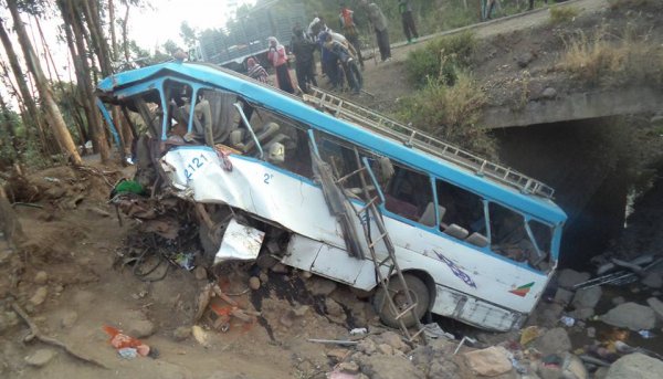 AfricanReports's tweet photo. #Ethiopia: At least 38 passengers including 10 Women killed, more than 10 others injured when the bus they were traveling fell off from cliff near #Legambo mountainous in #Amhara region. #Somalia https://t.co/vfILAOzNyQ https://t.co/edMJj2OZuc
