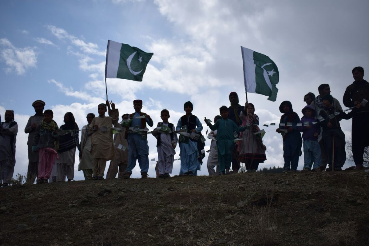 JahanzebMehsud's tweet photo. Sabz Hilali Parcham in the remotest foothills of #Preghar mountain #BuspaKale #BadarValley #Ladha #Waziristan. 23 Mar celebrations. https://t.co/8t0CsQNXYx