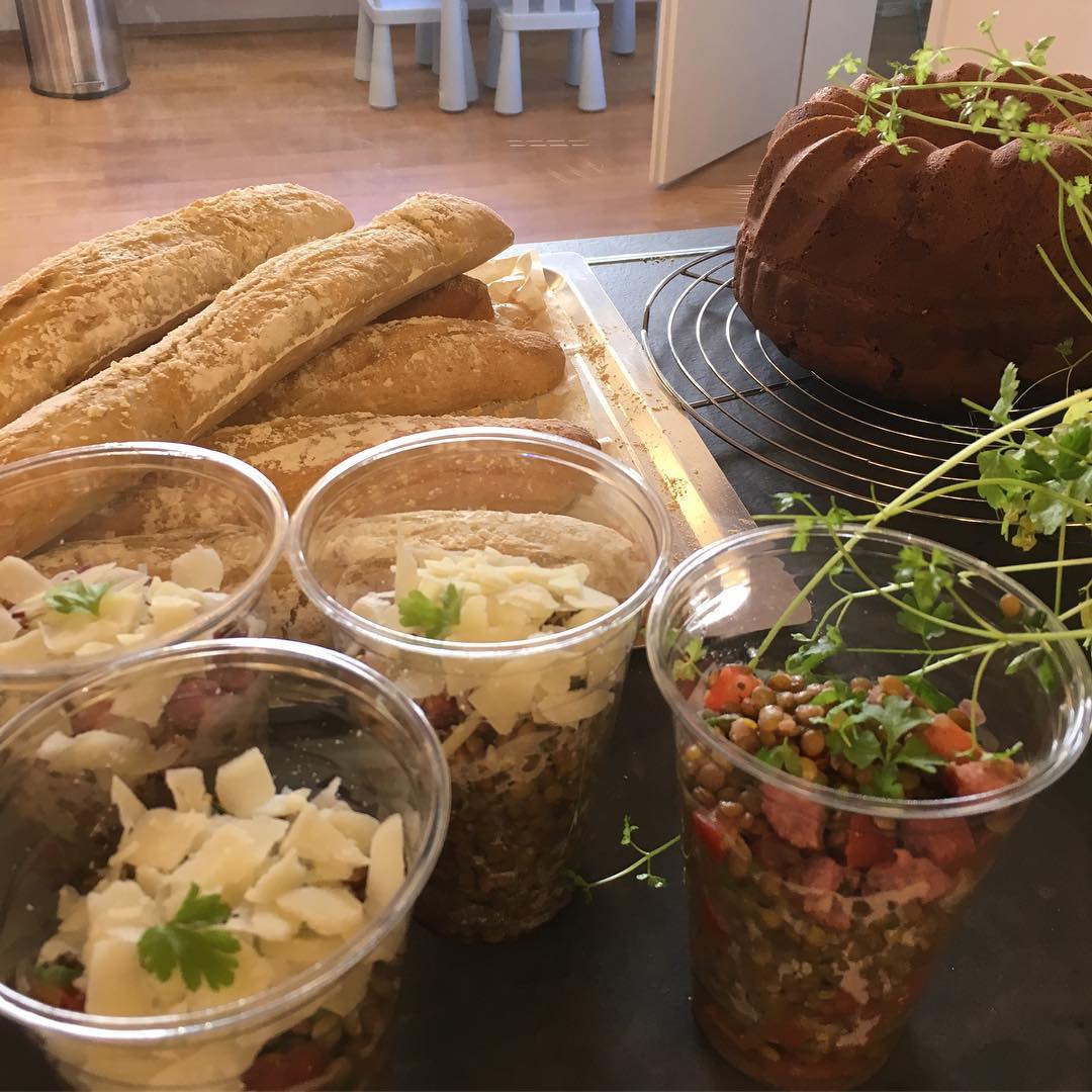 dukitchen's tweet photo. Unser #linsensalat als #hauptspeise und danach etwas #süsses to go: unser frischer, saftiger #gugelhupf 
#mittagspause #frühlingssonne #wirfreuenunsaufeuch ☀️☕️🥗🍰🍬🍭🍿 https://t.co/sgbw4FPTyR