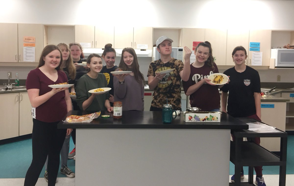 MsKWebber's tweet photo. @EPEC3 grade 8’s being little chefs today and having a blast making Fajitas !! #chefsinthemaking #epecphoenix #familystudies #FoodforLife https://t.co/6FbgG3IBD5