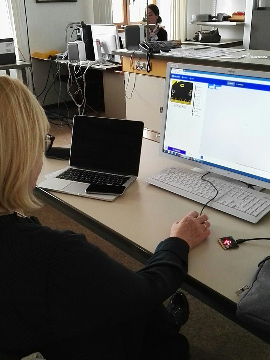 sofiedecupere's tweet photo. Microbit #taccle3 , full house https://t.co/QZgYxHhFiV