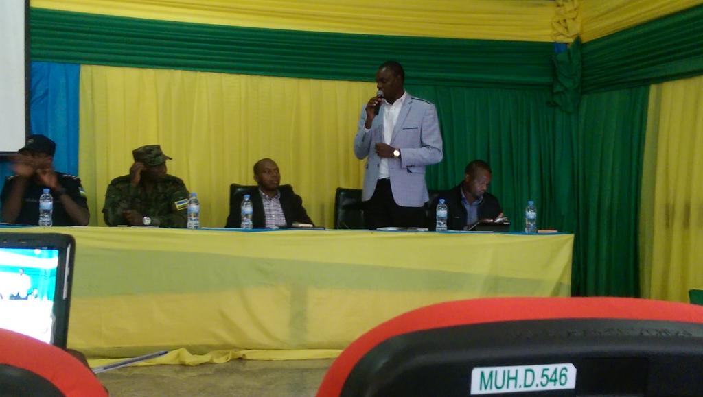 GakwayaClariss1's tweet image. #Constructiveday with the CEO of RMB Hon Francis GATARE.