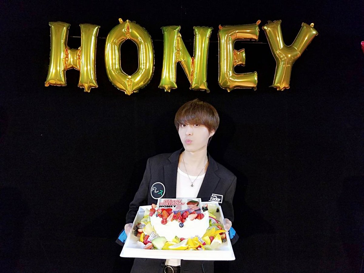 songforest_hm's tweet photo. 本日3/22、HONEY誕生日公演にお越し頂いた皆様、お祝いメッセージを送ってくださった皆様、ありがとうございました。ケーキ、お花等もありがとうございます！
オフィシャルのサプライズ企画にもご協力いただき、ありがとうございました。
皆様の愛のお陰でHONEY誕生日公演を開催することが出来ました！ https://t.co/NS8BVdnDnU