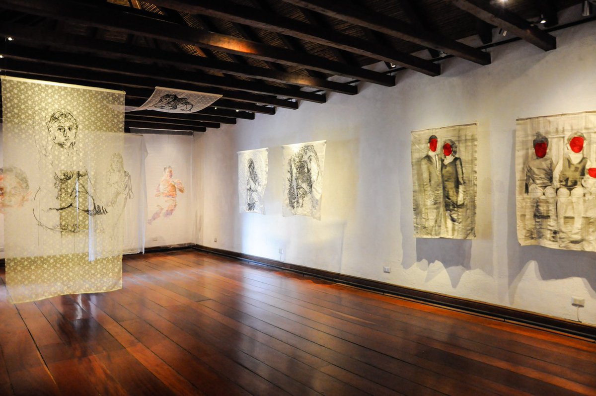 A través de cientos de alfileres y trozos multicolores de tul, Fernanda  Gormaz creó una serie de retratos a partir de su álbum familiar, realizando cruces entre el arte textil y la fotografía. Ven a conocer la muestra “Suturas” en Galería Posada del Corregidor. Entrada liberada.