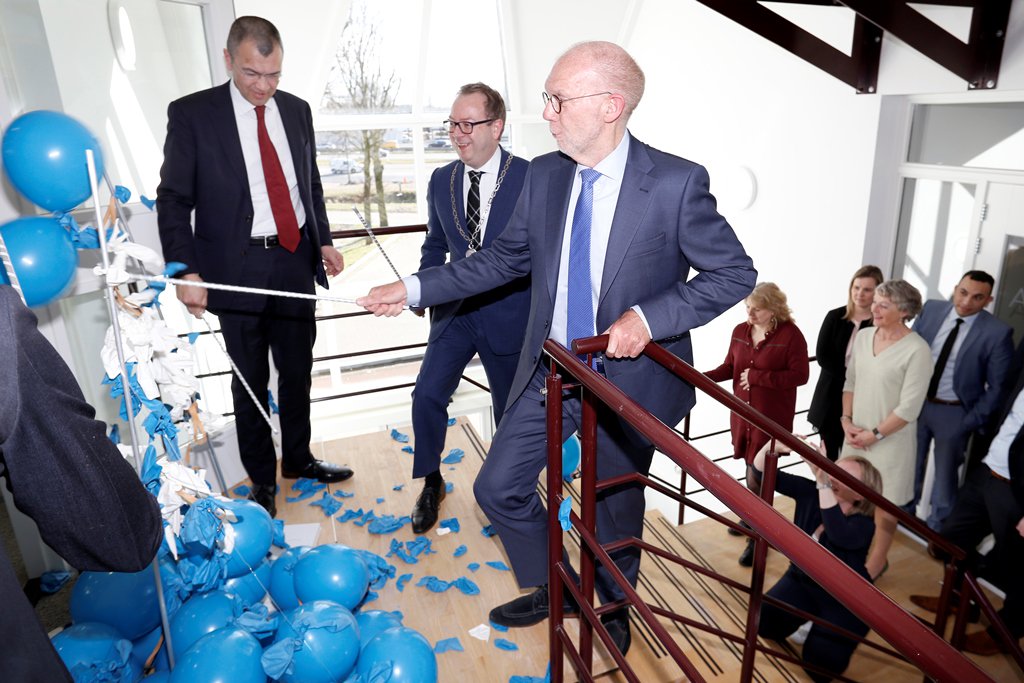 Gem_Eemnes's tweet image. Burgemeester Roland van Benthem heeft het nieuwe pand geopend van Extendum; een kennis- en adviescentrum voor MKB-accountantskantoren. (Foto: Ralph Vaessen (links) en Cor Molenaar (rechts) van Extendum met burgemeester Roland van Benthem (midden))