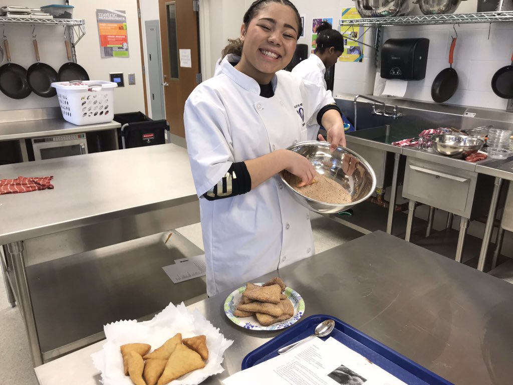 ShelbyMuha26's tweet photo. Yum! Welcome to the Southwest! Sopapillas and Beef Enchiladas #culinaryprep2 #regionalcuisine #owlpower https://t.co/j5oyS4R74R