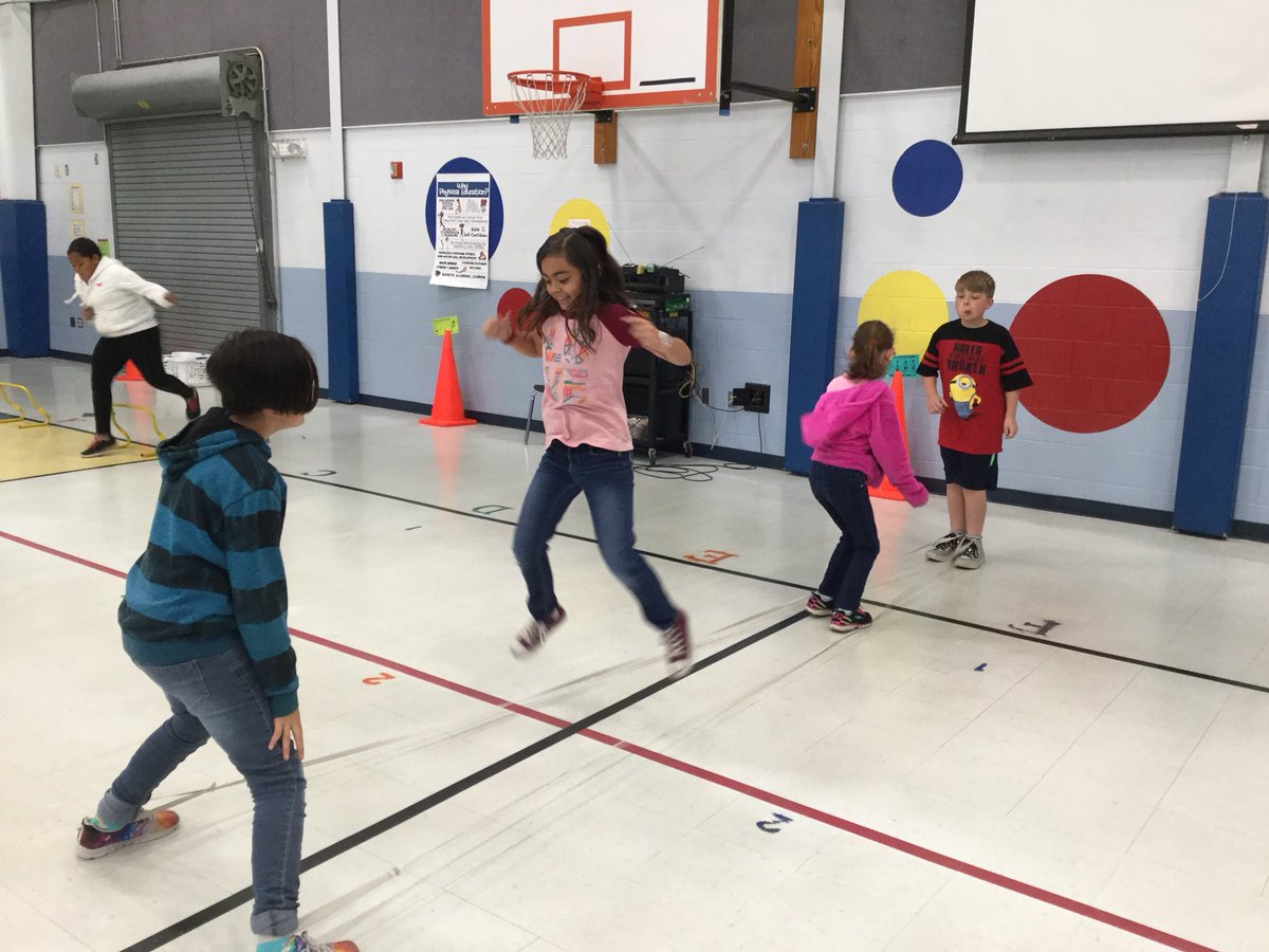 BethSpanton's tweet photo. Bikes and Jumping bands in PE🚴🏻‍♀️🚴🏻‍♂️ #MichaelInspired  #NISDinspired https://t.co/8OZE1t0rUS
