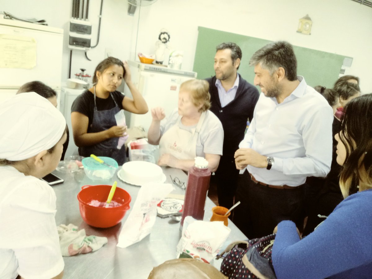 marcedimario's tweet photo. Martita me explica como hacer una torta en el curso de repostería del #CFP402 de #PabloNogues en #MalvinasArgentinas. @gzinny @BAeducacion https://t.co/NCam4xTrZe
