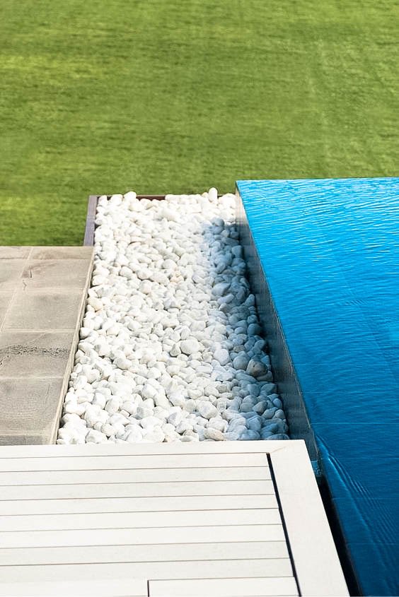 Feel free to combine different materials or even waterworks next to an Esthec terrace for an interesting design contrast. Esthec does not absorb water so no fuss with cleaning algae or mold. 15 more reasons on why you should choose Esthec: bitly.com/2FL12O8