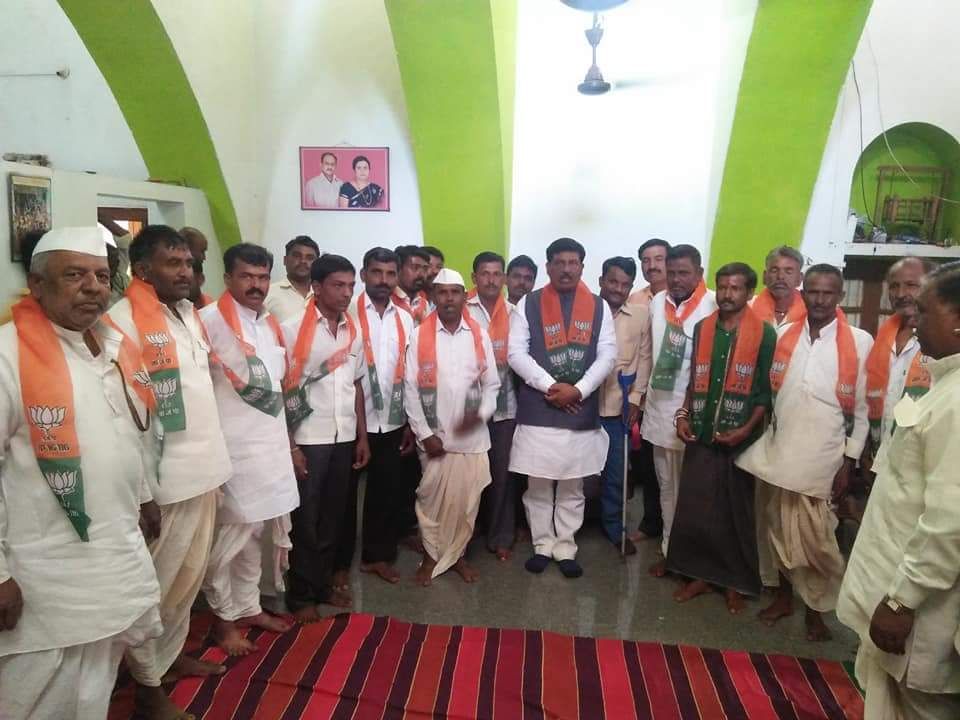 VinodHiregoudar's tweet photo. #ಬೀಳಗಿ ವಿಧಾನಸಭಾ ಮತಕ್ಷೇತ್ರದ #ಕೆರಕಲಮಟ್ಟಿ ಗ್ರಾಮದ ಹಲವಾರು ಕಾಂಗ್ರೆಸ್ ಕಾರ್ಯಕರ್ತರು ಶ್ರೀ @MurugeshNirani ಯವರ ಸಮ್ಮುಖದಲ್ಲಿ ಬಿಜೆಪಿ ಪಕ್ಷಕ್ಕೆ ಸೆರ್ಪಡೆಗೊಂಡರು #BilagiForNirani #CongressMukthKarnataka @AmitShah @malviyamit @BJP4India @BJP4Karnataka @BSYBJP @JagadishShettar @KSEBJP @gmsiddeshwara https://t.co/xVOIIY697S