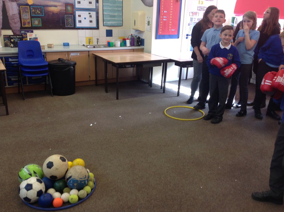bramleyjuniorY5's tweet photo. Space Cadet training. #bjsscience https://t.co/YDwETTddPh