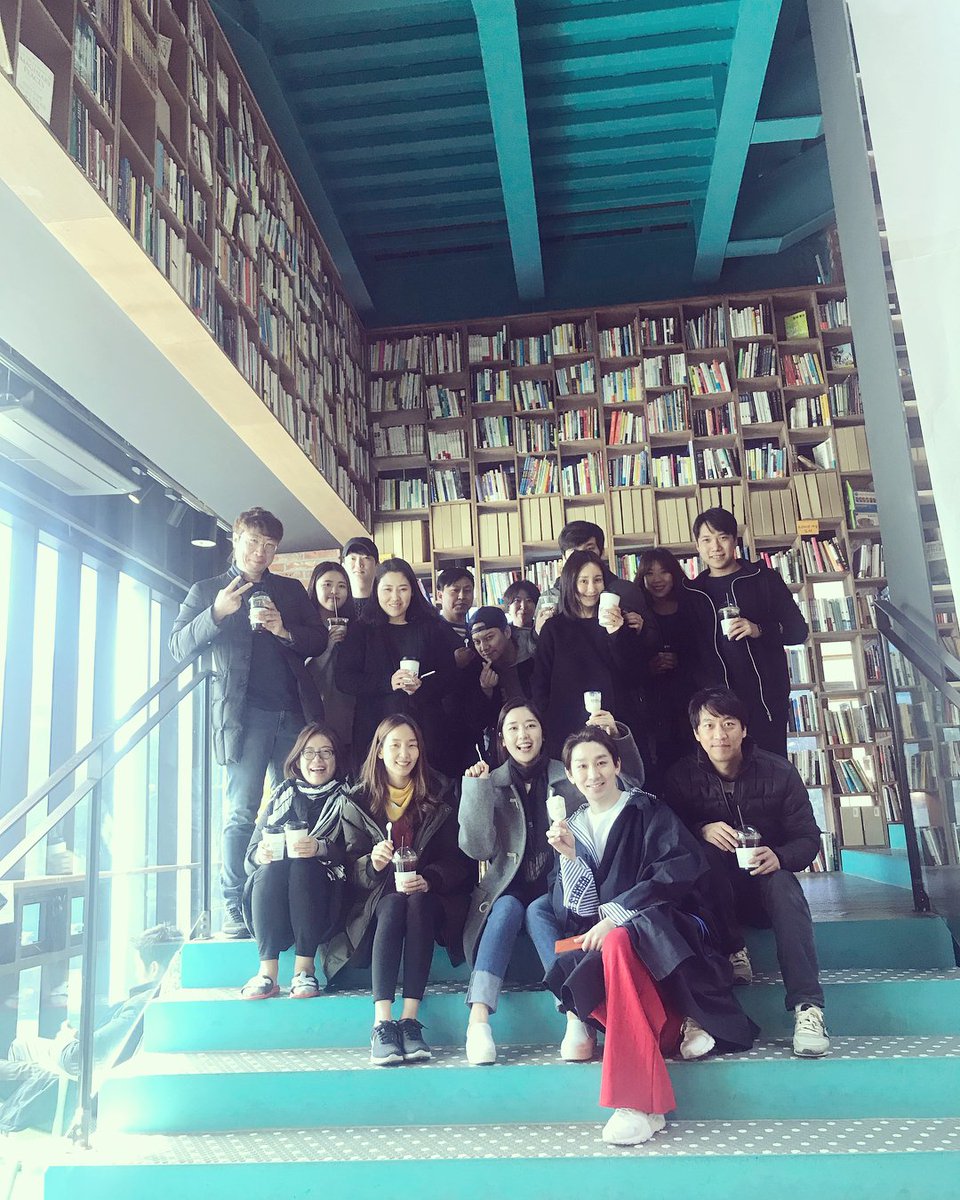 hongbosip's tweet photo. 극장 투어가신 홍모씨(37세, 뮤지컬 배우) https://t.co/qVKT44WPU9
