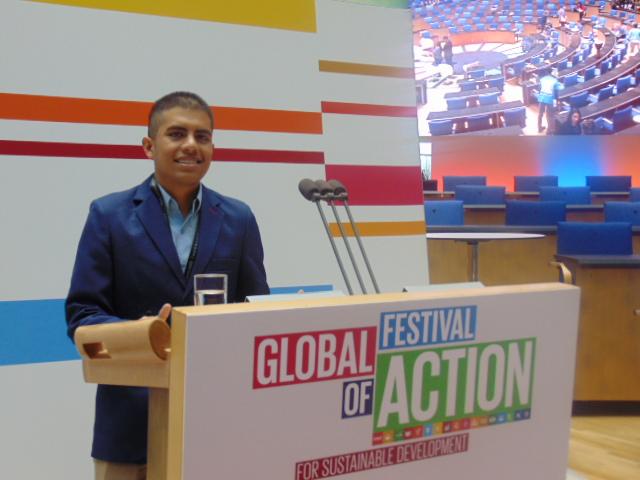 giovoduk05's tweet photo. Agradezco el compromiso con la juventud mexicana que tiene la Lic. @KarenQuirogaA, ya que gracias a su apoyo fue posible que asistiera  Global Festival of Action que se lleva acabó en Bonn, Alemania. #SDGGlobalFest #ONU #Agenda2030 #CDMX #Iztapalapa https://t.co/yKzhEseDKj