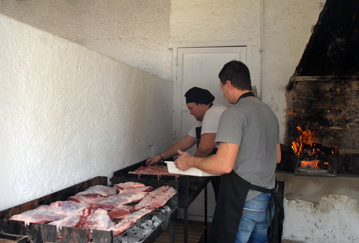 bcn_inconclusa's tweet photo. Asado-presentación de #BarcelonaInconclusa y lectura de la crónica de ,#Racing campeón 2104 en #Barcelona https://t.co/kCGlnfmS9B