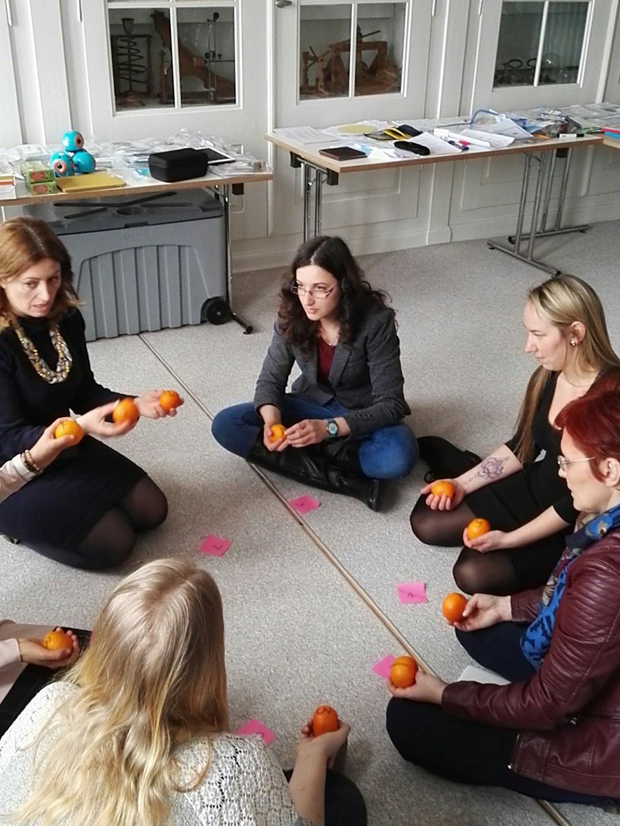 sofiedecupere's tweet photo. Coding with oranges #taccle3 https://t.co/93EC2lKLka