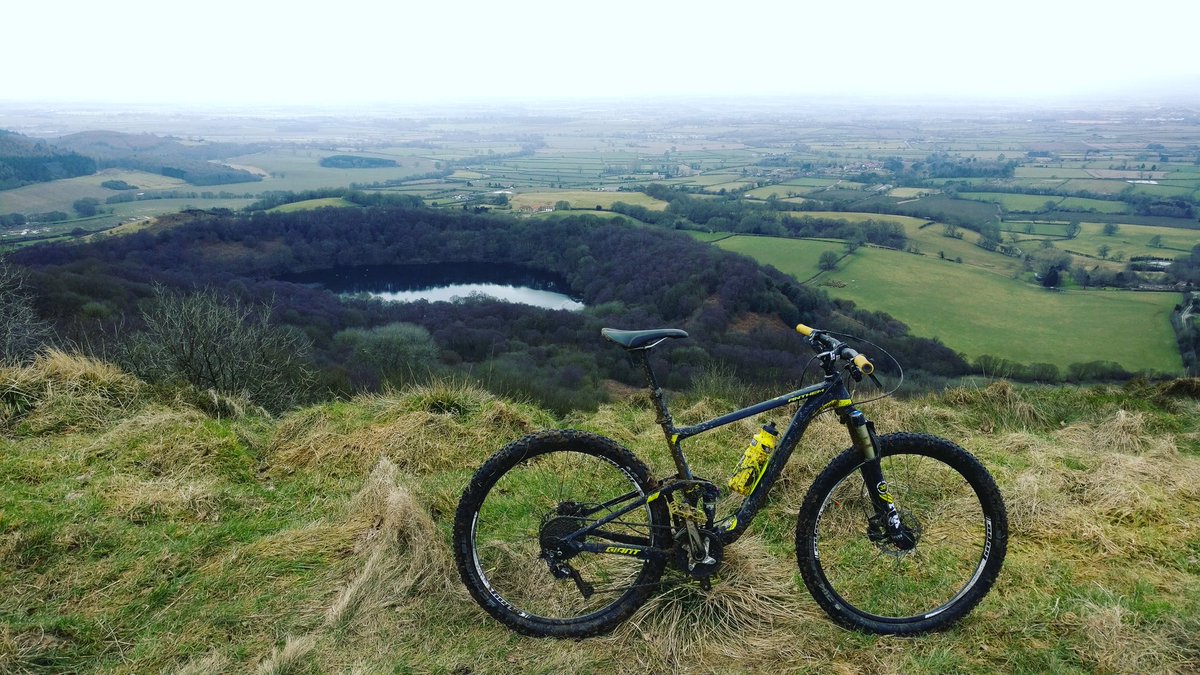SITM_MTB's tweet photo. A very muddy ride up at #suttonbank but the views are worth it. The @GiantYork Anthem makes it all the more enjoyable #mtb #mountainbiking #mountainbike #crosscountry #xc #cycling #offroad #giantyork #giantanthem #27.5 #yorkshiremoors #Yorkshire #scenary #landscape https://t.co/XsDGS0YMJH