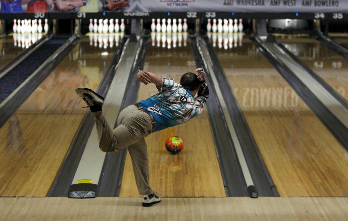 bowling alone Bowling alone: the collapse and revival of american community is a 2000 nonfiction book by robert d putnamit was developed from his 1995 essay entitled bowling alone: america's declining social capital. bowling alone Bowling alone: the collapse and revival of american community is a 2000 nonfiction book by robert d putnamit was developed from his 1995 essay entitled bowling alone: america's declining social capital.