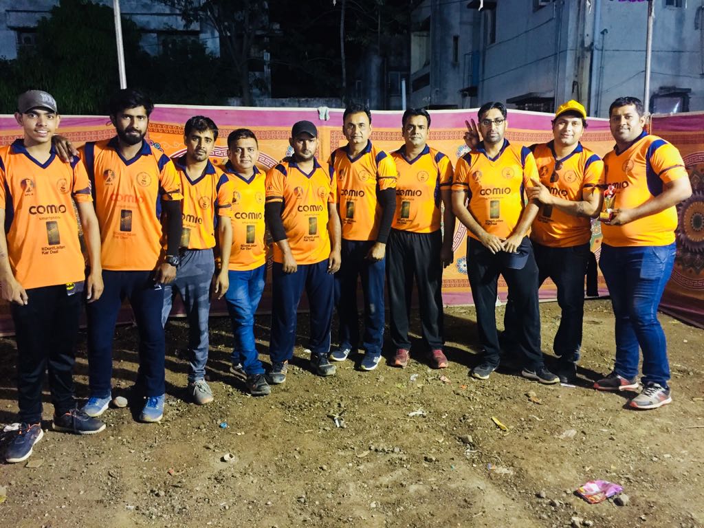 savejalgaon's tweet photo. Sindhi premiere league me dondaicha se aayi hui team aur baki sabhi teams ne bhi black belt pehan ke apna samarthan vyakt kiya #SaveJalgaon #SaveMarkets #SaveBusiness https://t.co/bfcu1uarjT