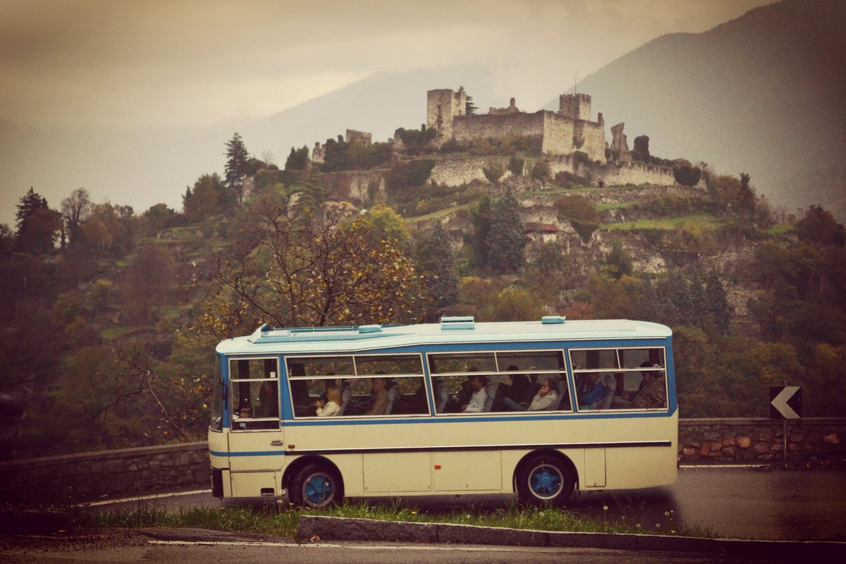 MuseoNostalgia's tweet photo. #Delia Delia: dove te ne andavi sotto la pioggia, senza nemmeno un ombrello e con il #CastelloDiBreno sullo sfondo? 🌧️☂️🌧️ 

#breno #corriera #tbt #throwbackthursday #bus #oldbus #coolbus #fiat #vintage #memories #nostalgia #NostalgiaClub #fromthepast #classic https://t.co/0WZ1vtDS2u