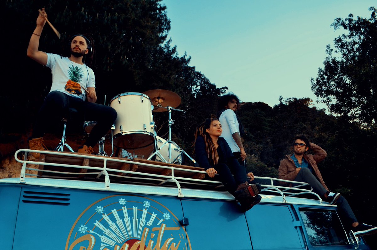 lemagdalenarock's tweet photo. Estamos rodando nuestro primer video oficial #FelizJueves  #videoclip #VIDEO #piedrarosa 
#benditaseamisuerte  #juemadre #quefelicidad https://t.co/WmFE6irddR