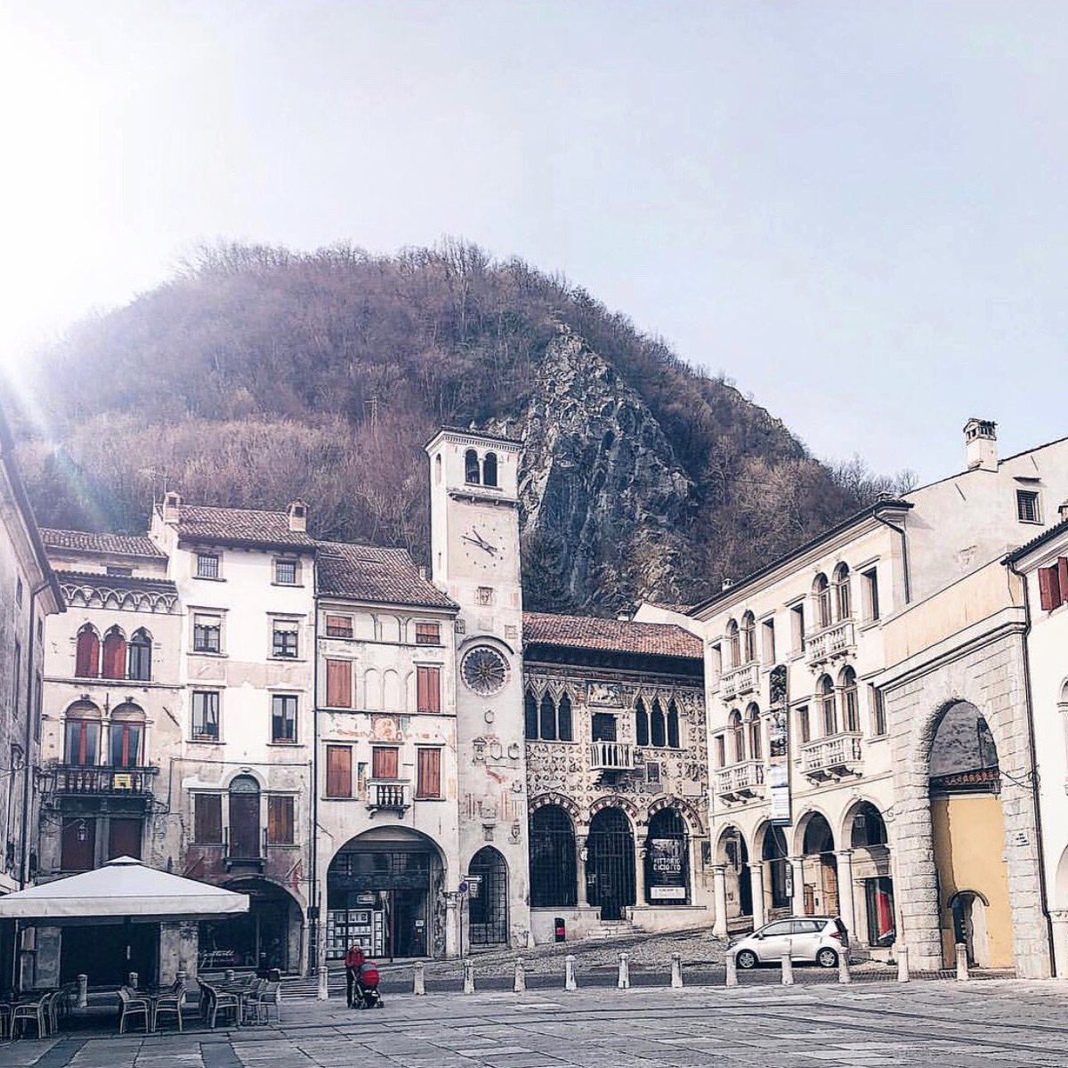 📍Un bellissimo sole illumina la piazza di #Serravalle (TV).
Questa cittadina è un quartiere di Vittorio Veneto e ne occupa la parte settentrionale. 
Ma il borgo di Serravalle ha origine antichissime, che vengono fatte risalire all’epoca romana. 

📷 foto Instagram: la_ghiottona