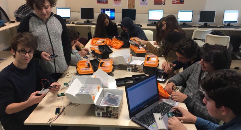 esrabulbull's tweet photo. FİNALDEYİZZZ👏 AREL Koleji olarak MAKE TOMORROW projesi kapsamında PROTO ARM isimli projemizin yüzlerce proje içerisinden seçilerek finale kalmasının mutluluğunu ve gururunu yaşıyoruz! 👍 #intel #ttgv #robotistan #areltech https://t.co/oYqDOmmXKU