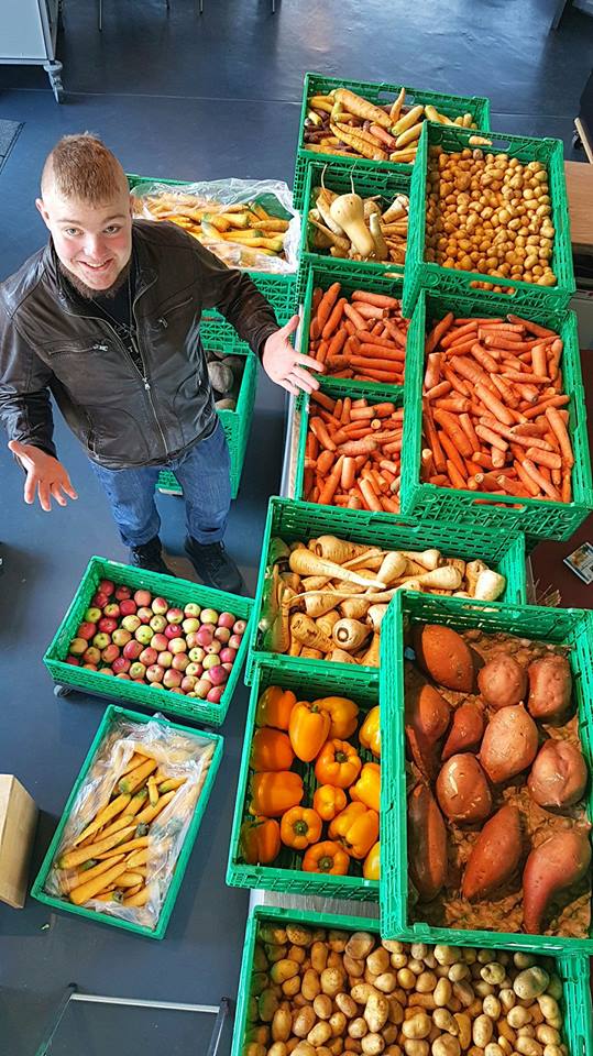 Warum verschwenden wir so viele Lebensmittel? 
Dieser Frage ging Kochlehrling Res vom Zentrum Artos Hotel, Interlaken, Switzerland Ch heute auf den Grund. <a href="/MeinKuechenchef/">Mein-Küchenchef</a> #foodwaste facebook.com/meinkuechenche…