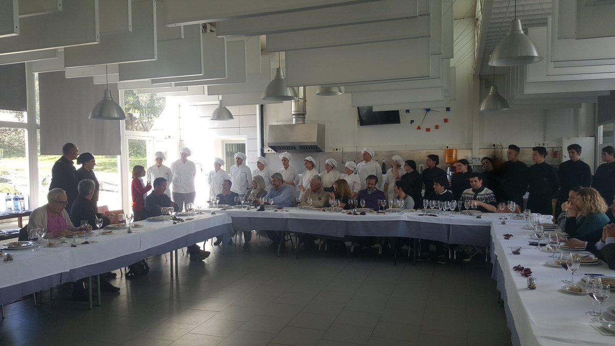 NodeGarraf's tweet photo. Dinar de cloenda de la temporada de l’ #espigall del #Garraf #productessingulars  a @iesjrbenapres per donar a coneixer  aquest producte tant nostre. Gran comarca amb grans productes i grans productors!!! @OrigenGarraf @economieslocals @productesterra @isidrealso @RHSugranyes https://t.co/rKEign1WSZ