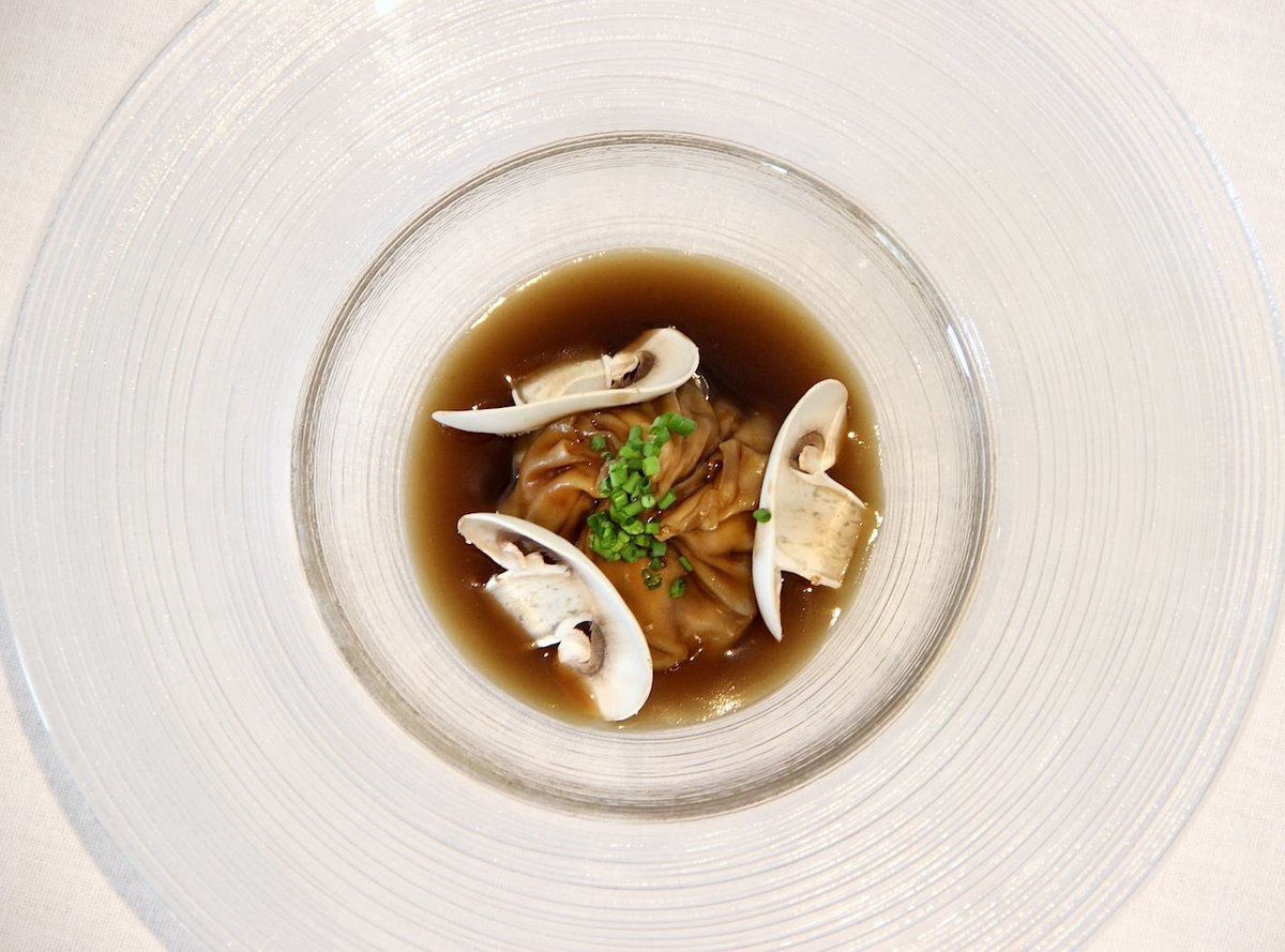 Algunos de los entrantes de nuestro menú especial de <a href="/GastroUbeda/">Gastro Renacimiento</a>: 
✔️ Caballa marinada, yogur de cabra especiado y #Aove Royal, pepino encurtido y aromáticos. 
✔️Emulsión de huevos fritos en Aove Picual con gamba roja y anguila ahumada.
✔️Dim-Sum de andrajos de caza.