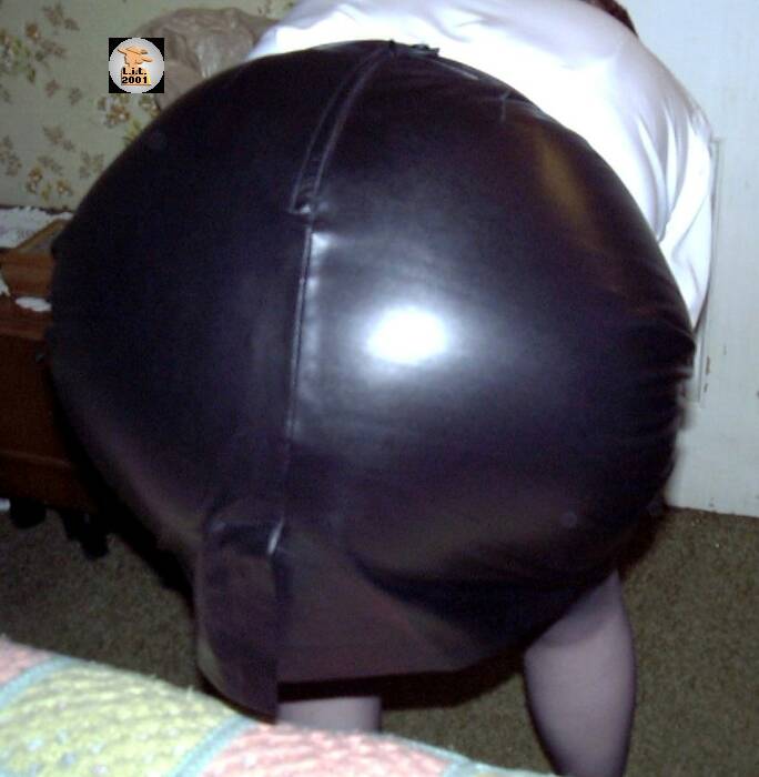 LadiesInLeather's tweet photo. #LeatherSkirt #BlackLeather #LoveLeather #Leather #LinL #LadiesInLeather #LinLOriginal Credit: #Red https://t.co/3qZjNzq7sz