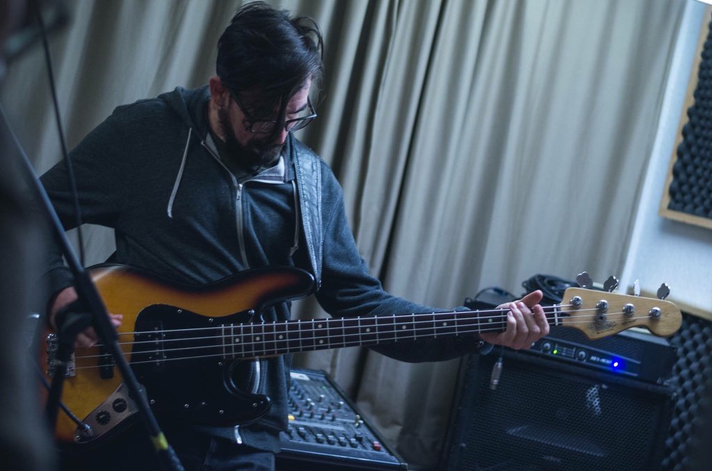 Andamos muy ausentes pero ya estamos  gestando nuevas canciones. 

open.spotify.com/album/1AC83l78…