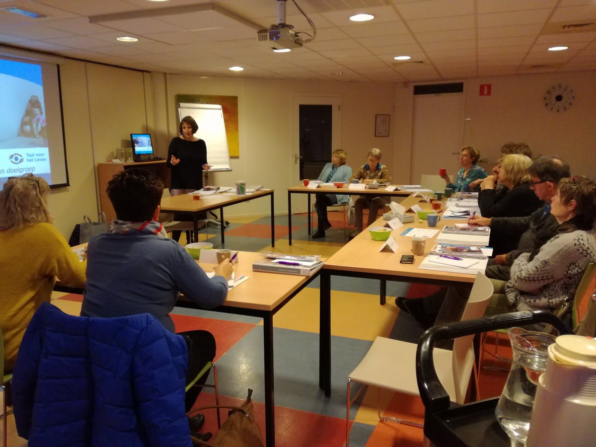 LEV_irene's tweet photo. In @gGeldrop_Mierlo  weer een training voor 15 taalvrijwilligers gestart. Organisatie door @LEVgroep, @Lezenschrijven zorgt voor de inhoud.
Trainer is deze keer Marianne Middelkoop van @Cubiss. We streven ernaar om deze training 2x per jaar in @gGeldrop_Mierlo aan te bieden! https://t.co/cWVyTgMtww