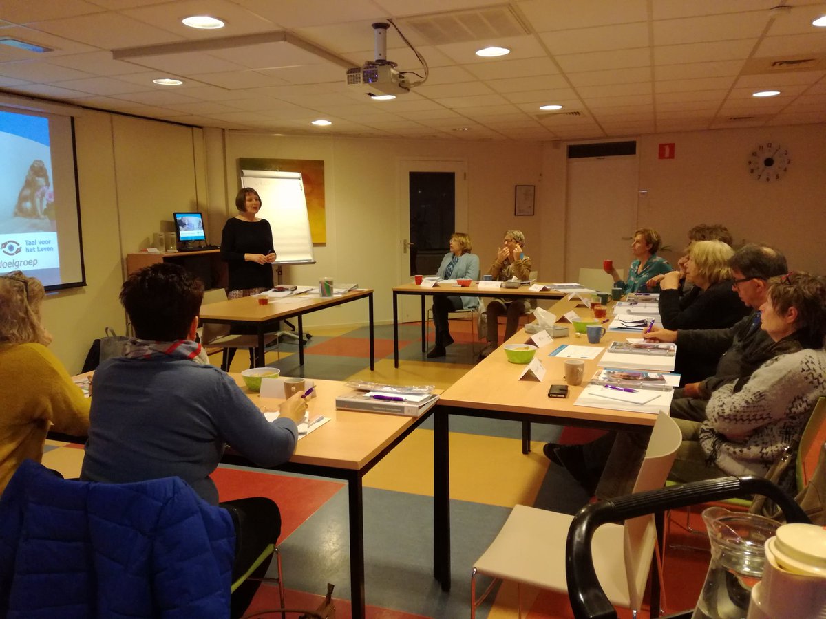 LEV_irene's tweet photo. In @gGeldrop_Mierlo  weer een training voor 15 taalvrijwilligers gestart. Organisatie door @LEVgroep, @Lezenschrijven zorgt voor de inhoud.
Trainer is deze keer Marianne Middelkoop van @Cubiss. We streven ernaar om deze training 2x per jaar in @gGeldrop_Mierlo aan te bieden! https://t.co/cWVyTgMtww