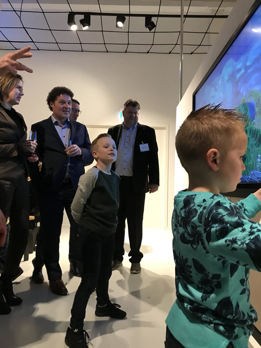 Minister @CvanNieuwenhuizen en <a href="/KlaasKielstra/">Klaas Kielstra</a> lopen door het net geopende Afsluitdijk Wadden Center! @afsluitdijk2020 #afsluitdijk