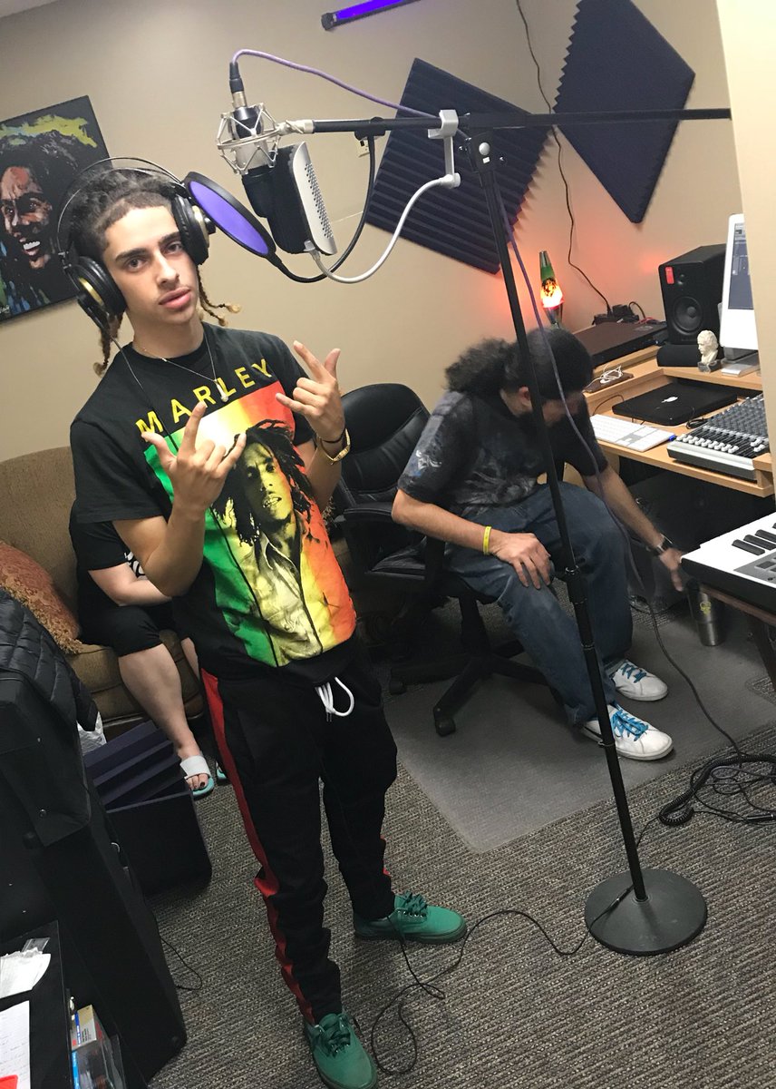 PDG003's tweet photo. they gon kick you when you down when yo money aint right, it be the people you aroun that’ll envy yo life #FACTS #OnDatDynasty💜 #PDG003🔮 #Skee ##Grindin https://t.co/7uh7rvImmQ