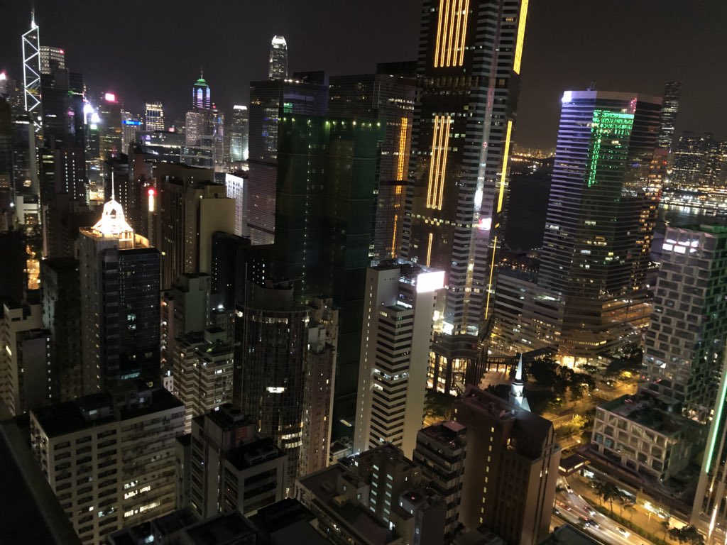 Audencia_EMBA17's tweet photo. Promo Executive #MBA #Audencia à #HongKong, ville-état 100% business, centre névralgique/stratégique pour pénétrer toute l’Asie. Soirée bar teambuilding au toit d’un building. Learning Word Business ! #audencia in #hongkong https://t.co/AVRIZbeffd