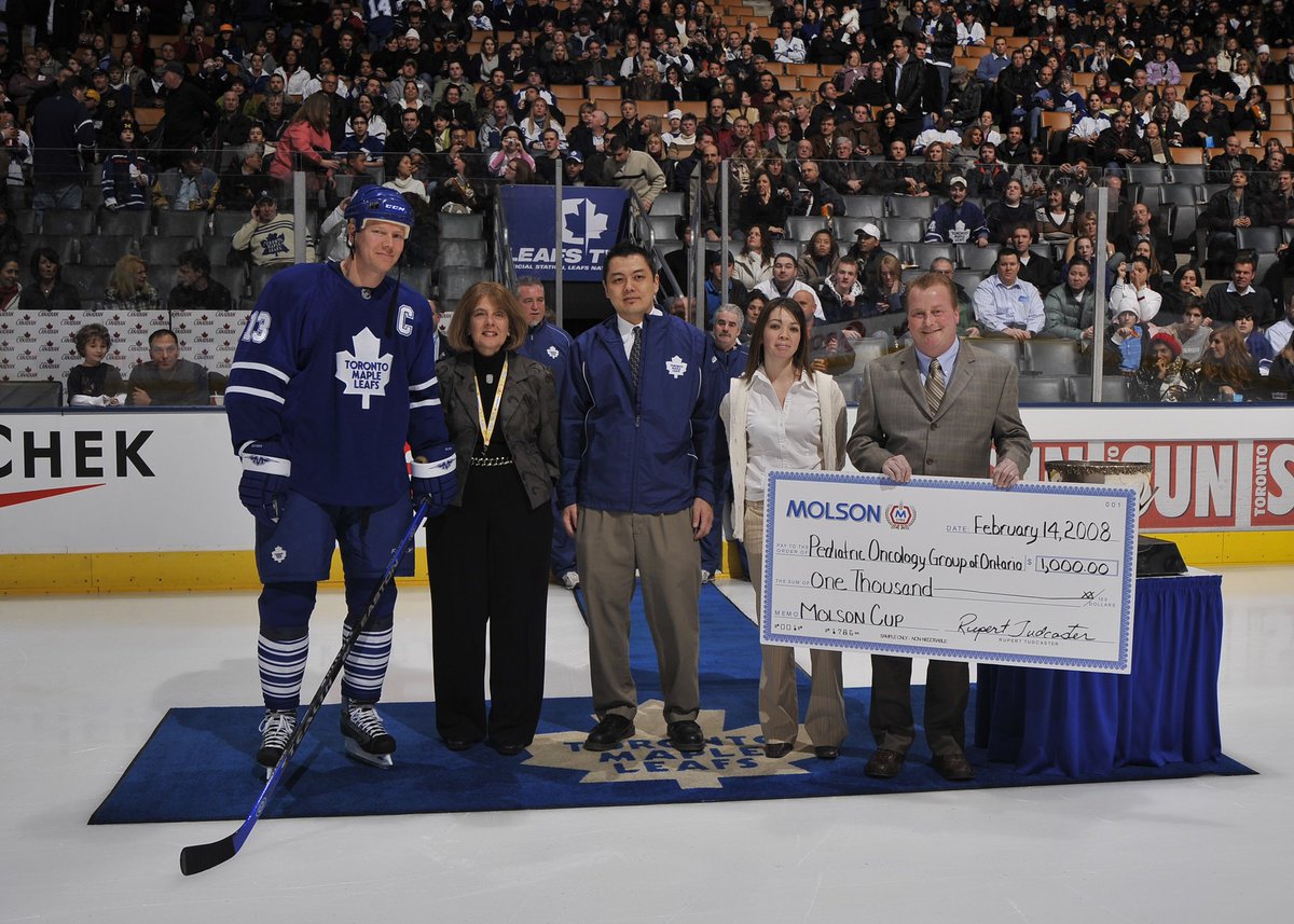 POGO4kids's tweet photo. Here's an awesome #ThrowbackThursday ! from 2008.
Former @MapleLeafs captain Mats Sundin poses for a photo with POGO for a generous donation from #MolsonCup #TMLtalk #POGO #KidsCancer https://t.co/9OGagTt9K4