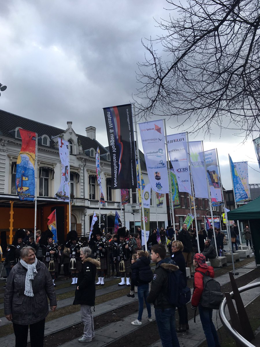 Banieren 'Water voor Later' wapperen drie maanden op de Heuvel, grote dank aan Rotary Triborch