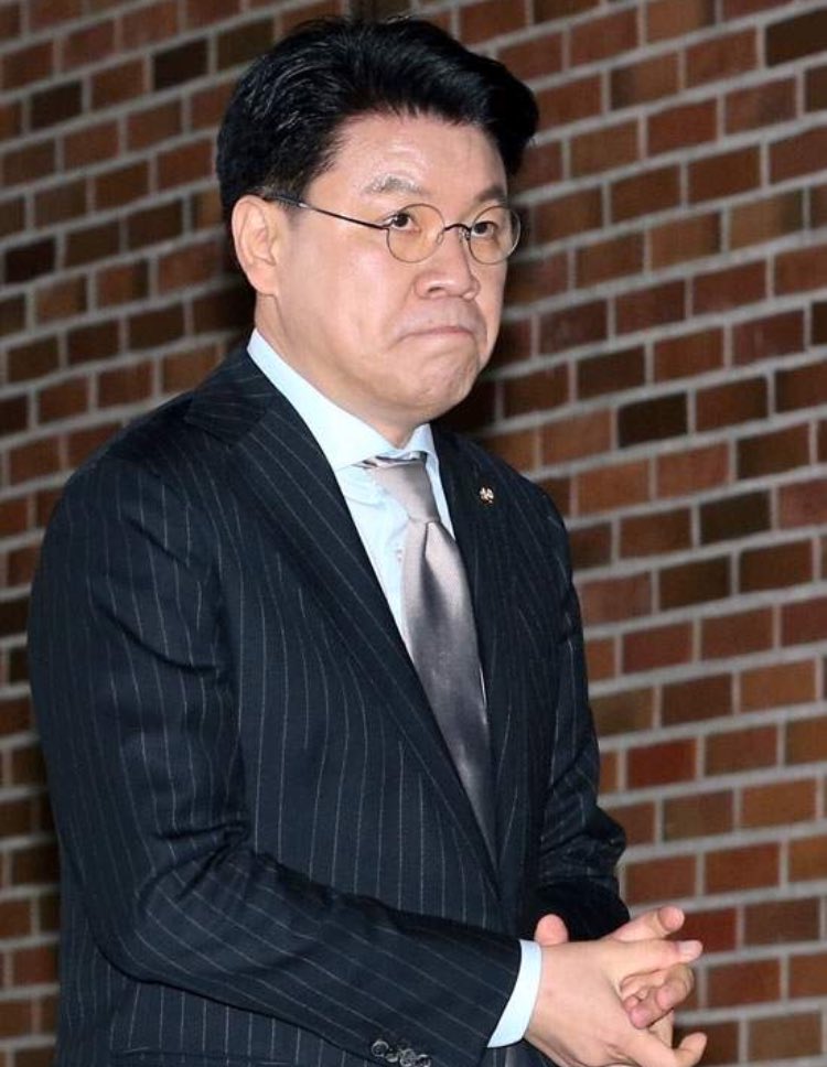 현직 대통령에게 반말찍찍하는 인간이 범죄자가 감빵가는데 구십도로인사하며 존경을 표한 이 인간이 국회의원 입니다.