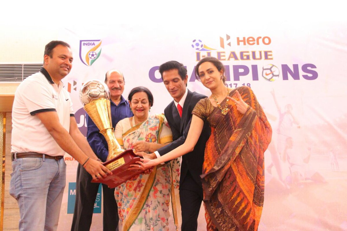 minervapunjabfc's tweet photo. 👏🏽 Ladies &amp; Gentelmen the trophy is finally home🏆 Here’s our Owner @THE_RanjitBajaj ,Director @Hennasing along with their parents retired IAS officers B.R Bajaj and Rupen Deol Bajaj receiving our maiden @ILeagueOfficial trophy ⚽️ #chakdephatte #IndianFootball https://t.co/i9gPHXBhdw