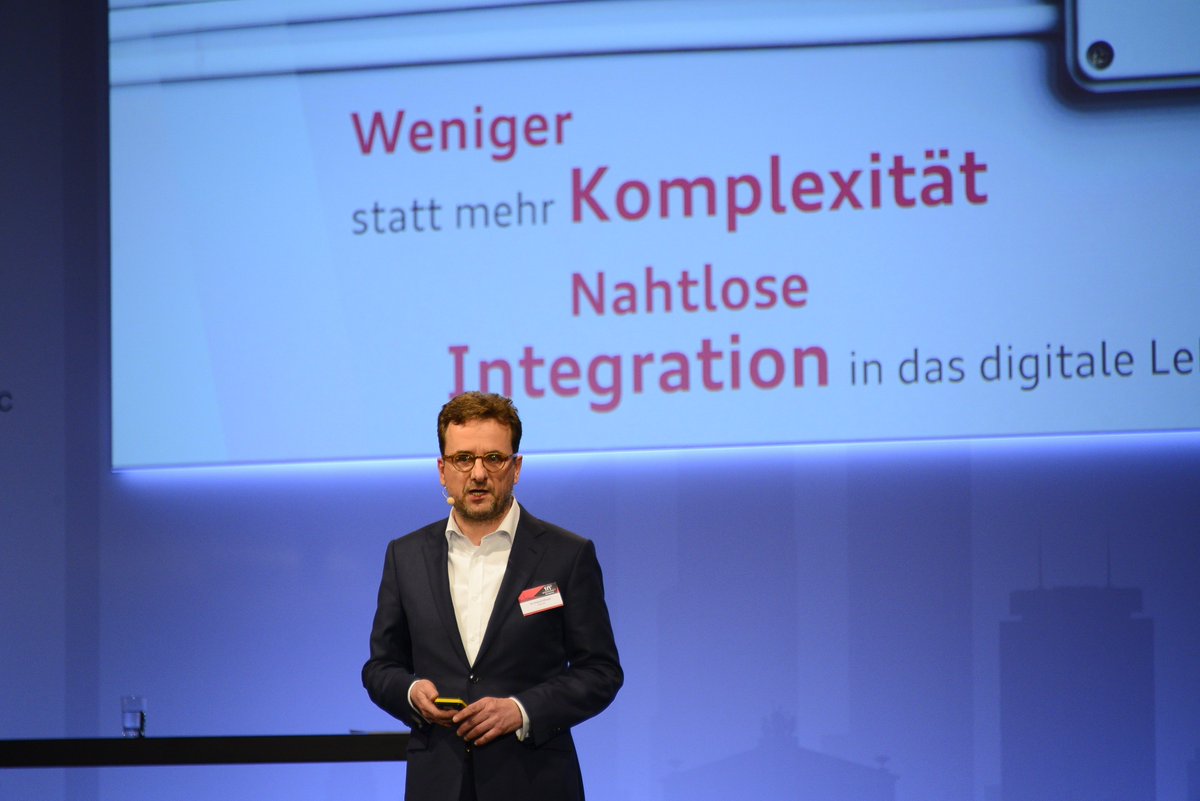 amn_news_de's tweet photo. Nach der Kaffeepause freut sich das Plenum auf den Vortrag von Roland Villinger, CSO und CDO bei @Audi @Audi_Press #classroom10 https://t.co/bI1i5reb8F
